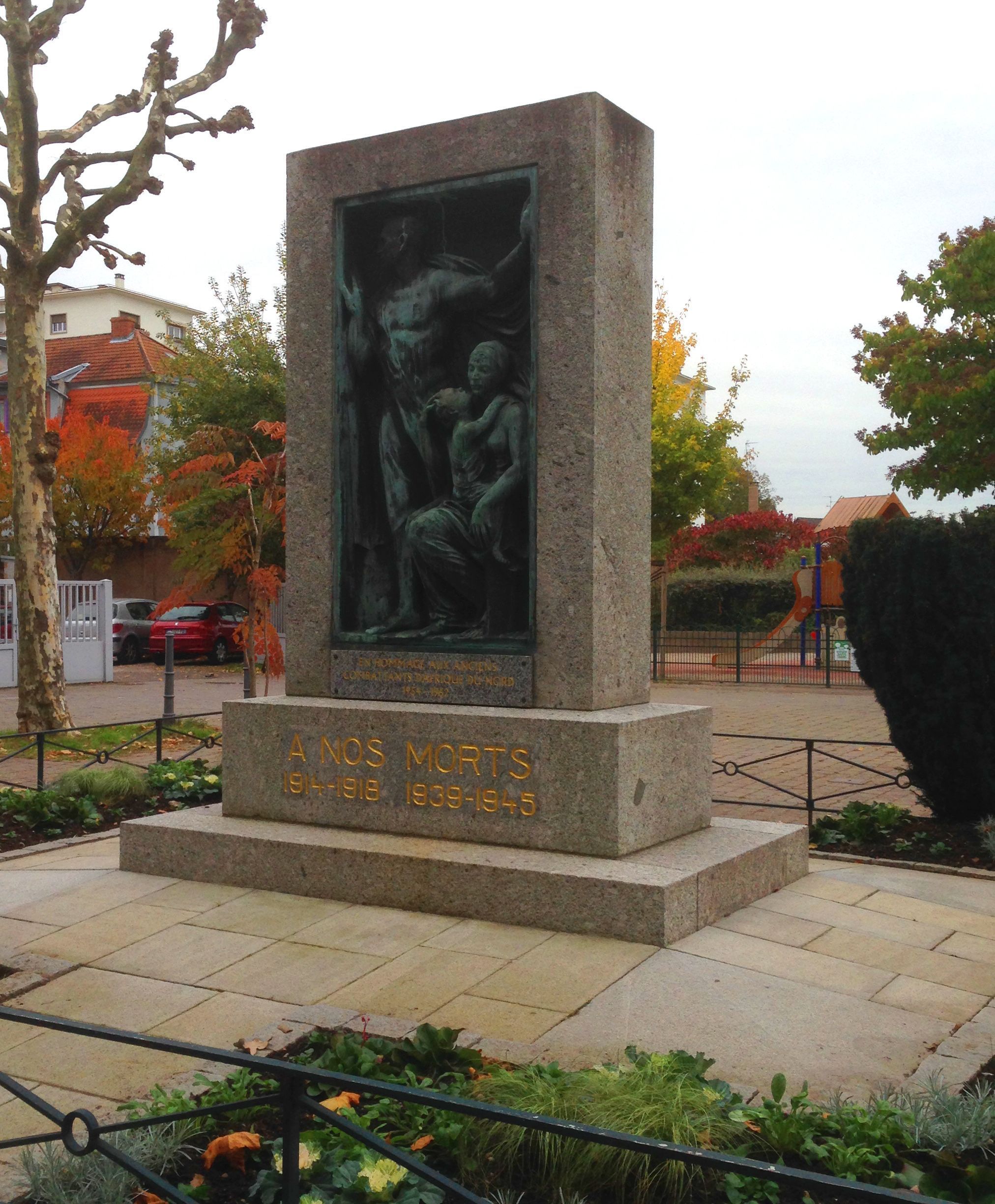 Le Monument Aux Morts